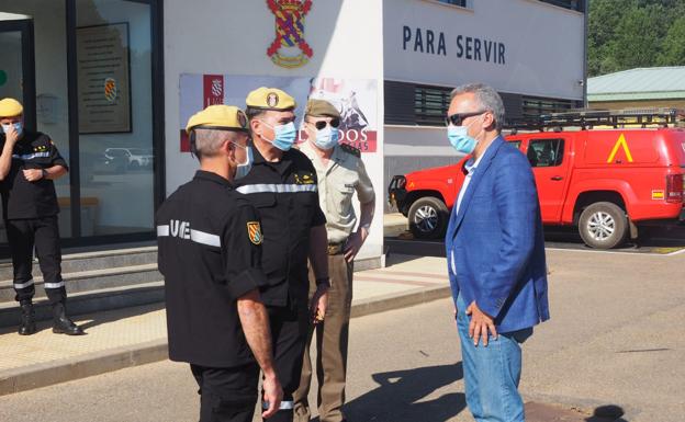 El delegado del Gobierno en Castilla y León junto a responsables del cuerpo.