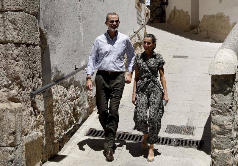 Don Felipe y doña Letizia iniciaron su periplo en Canarias como primer destino de su gira por toda España tras el confinamiento y después han viajado a Baleares. El objetivo de esta gira es apoyar al turismo después de la pandemia. 