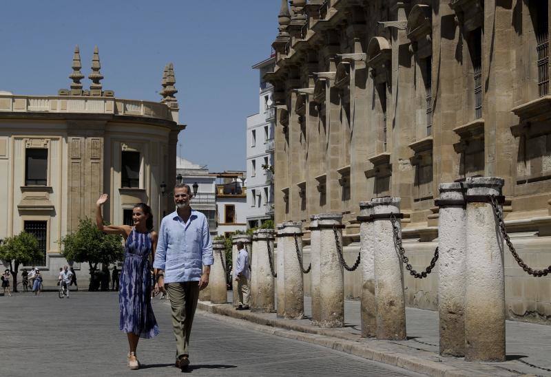 Don Felipe y doña Letizia iniciaron su periplo en Canarias como primer destino de su gira por toda España tras el confinamiento y después han viajado a Baleares. El objetivo de esta gira es apoyar al turismo después de la pandemia. 