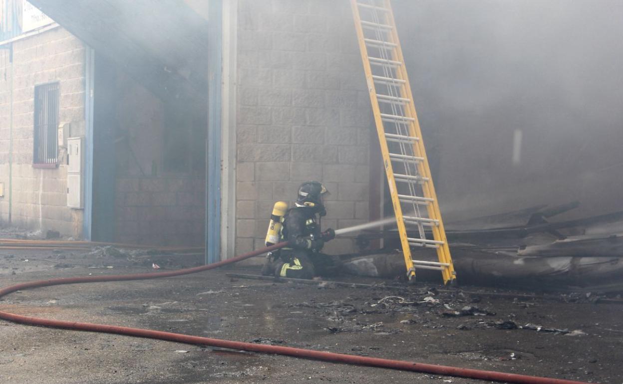 Imagen de los trabajos de extinción del incendio. 