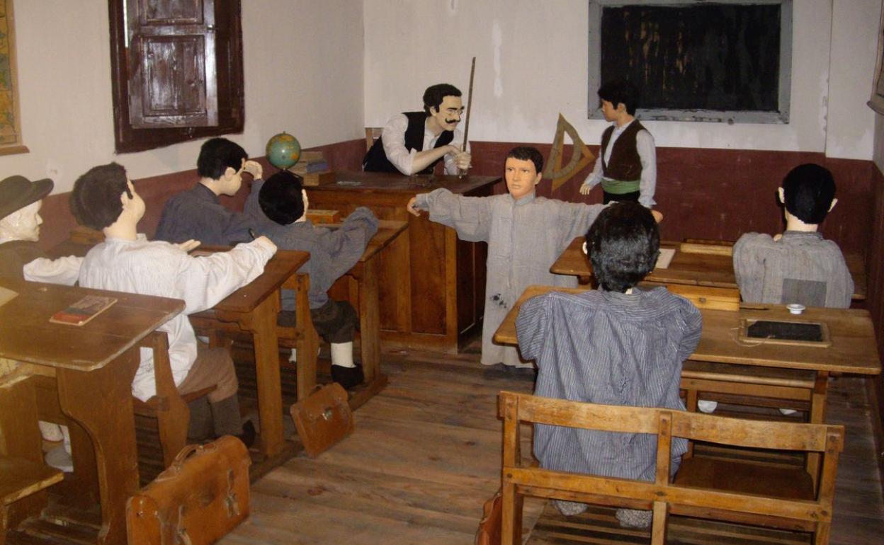 Imagen de una de las escenas de la Escuela que se pueden visitar en el Museo Etnográfico de Riaño.