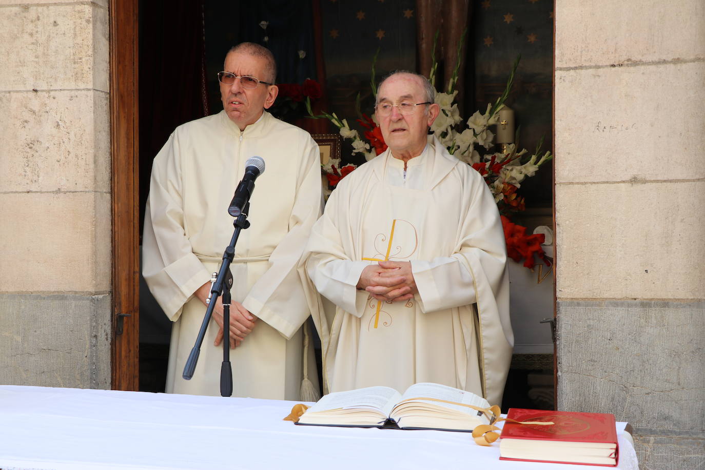 Unas mujeres reciben la comunión mientras portan mascarillas.