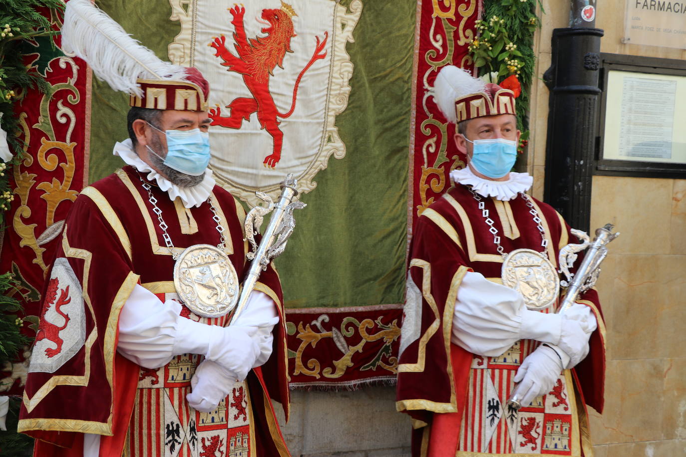 Unas mujeres reciben la comunión mientras portan mascarillas.