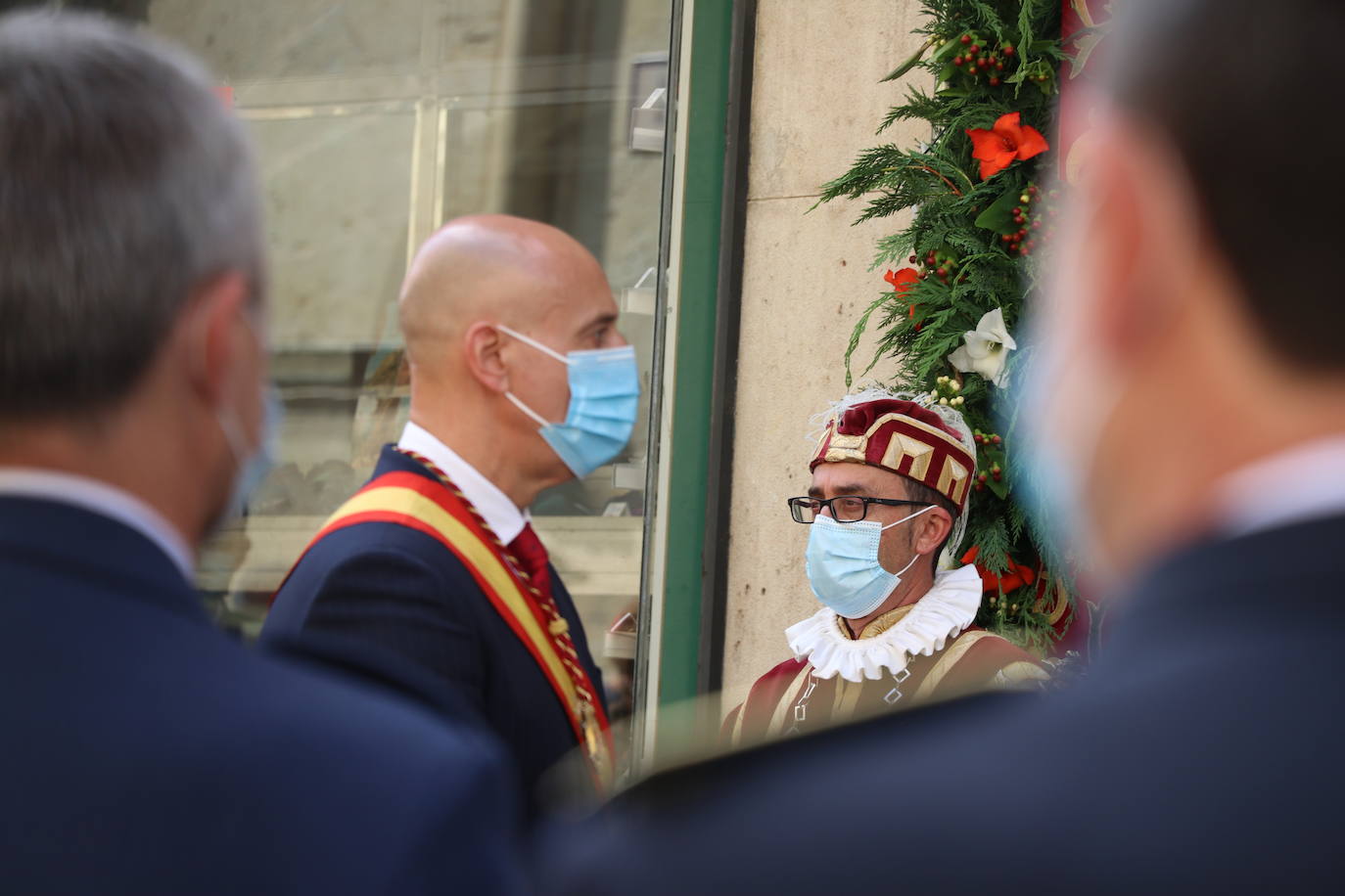 Unas mujeres reciben la comunión mientras portan mascarillas.
