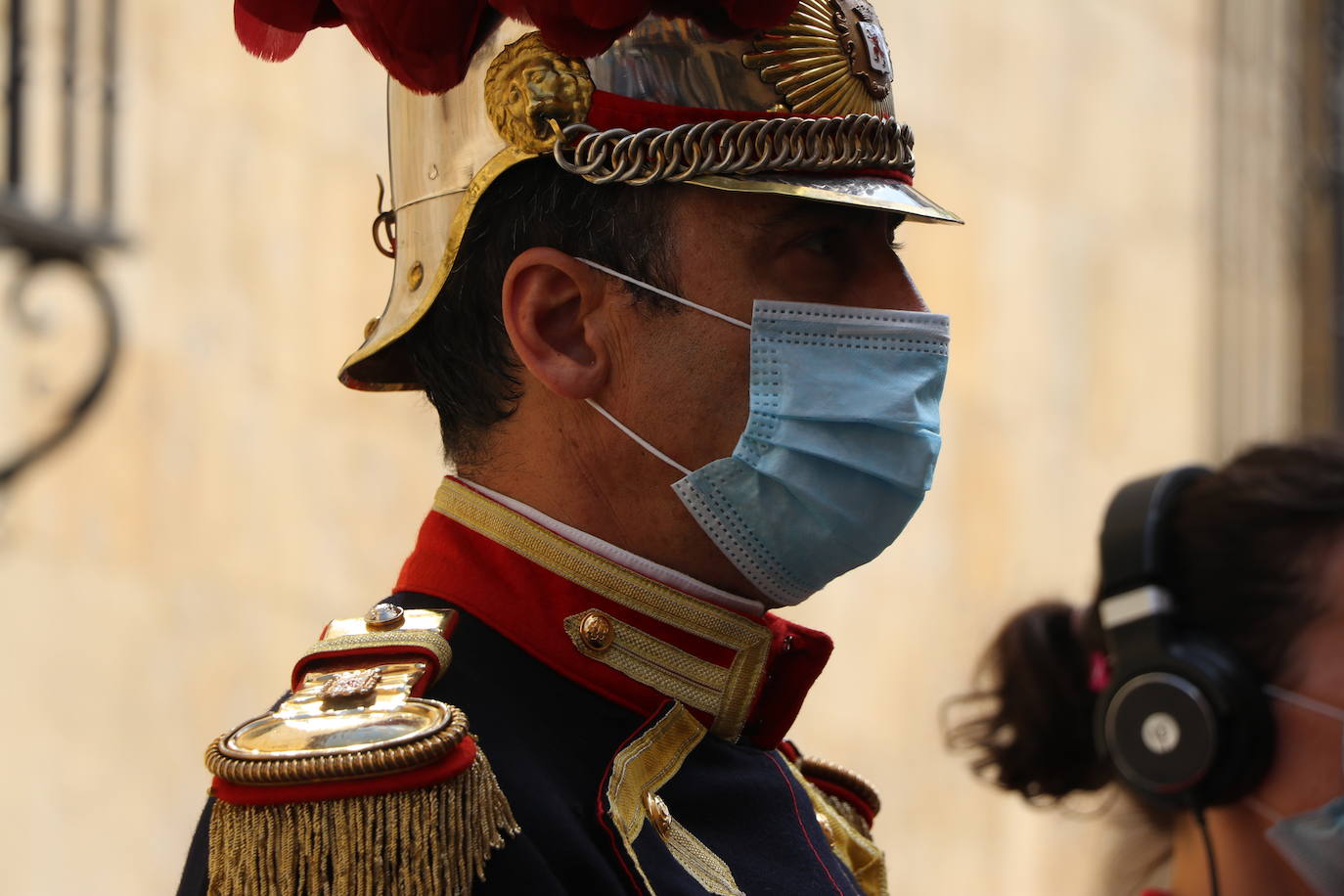 Unas mujeres reciben la comunión mientras portan mascarillas.