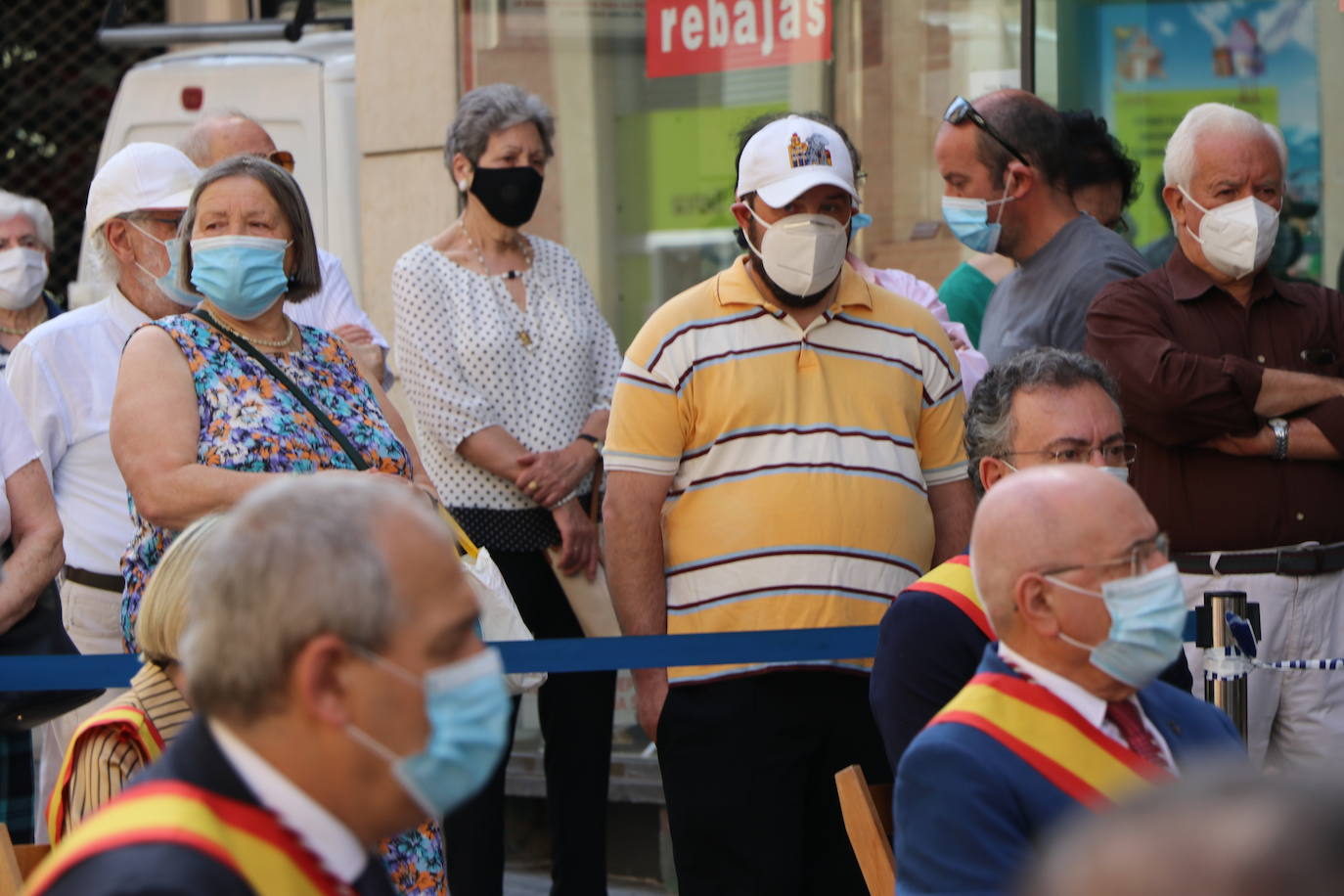 Unas mujeres reciben la comunión mientras portan mascarillas.