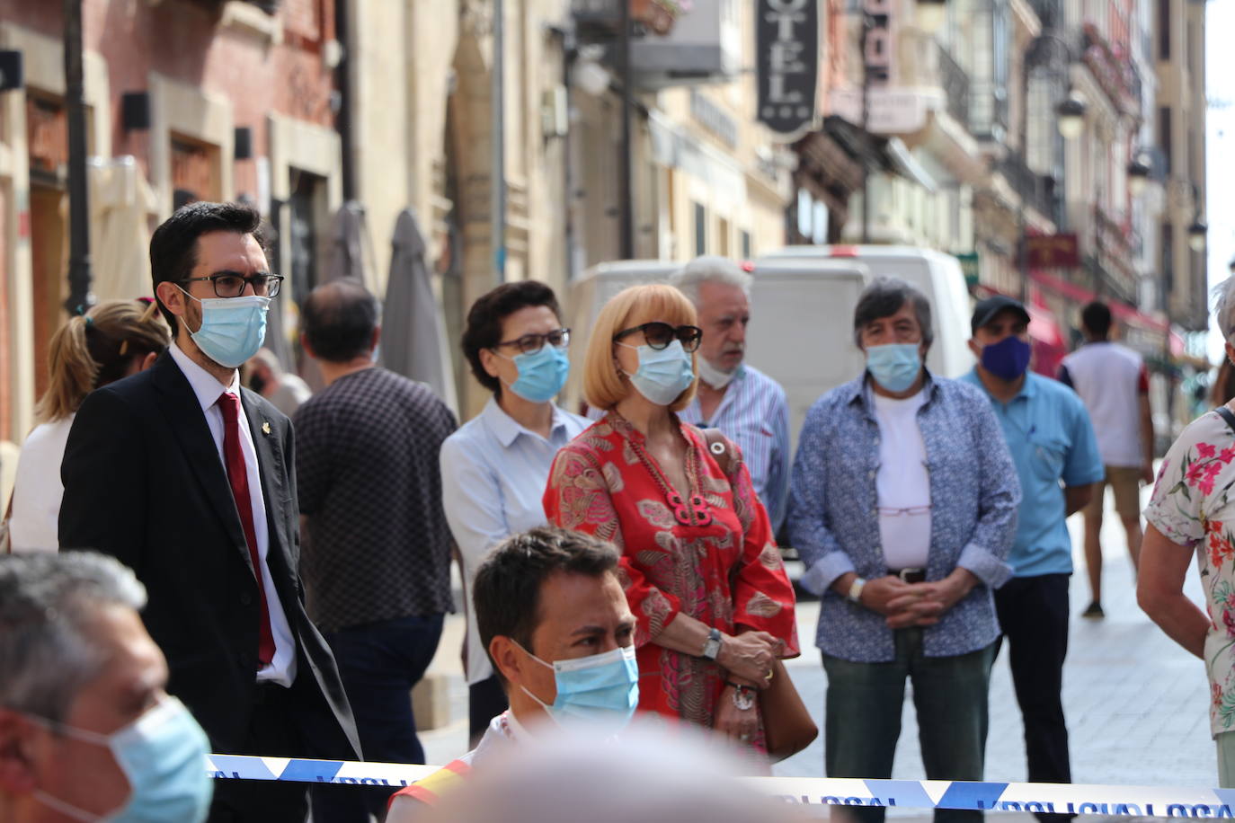 Unas mujeres reciben la comunión mientras portan mascarillas.