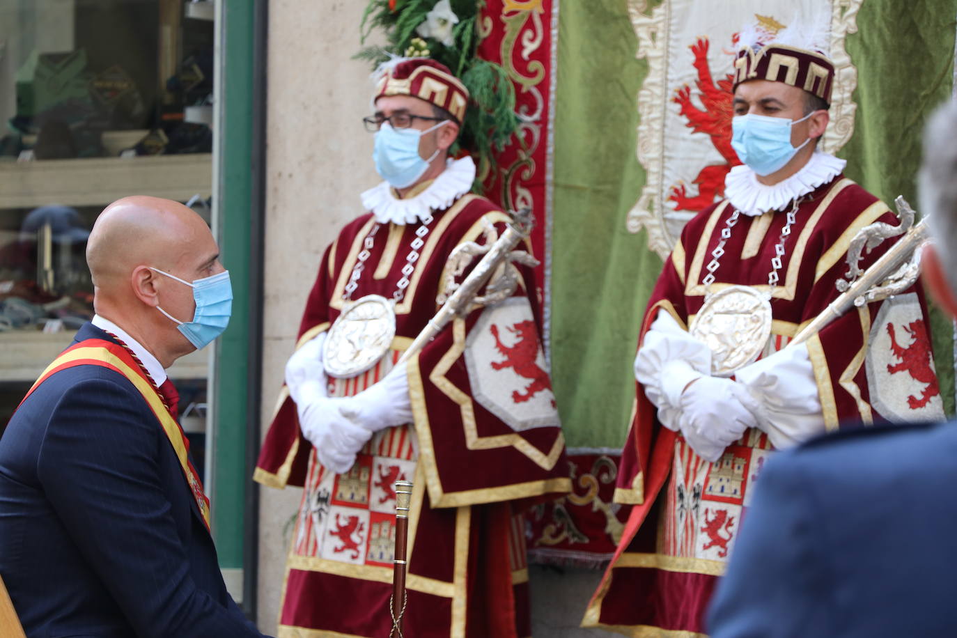Unas mujeres reciben la comunión mientras portan mascarillas.