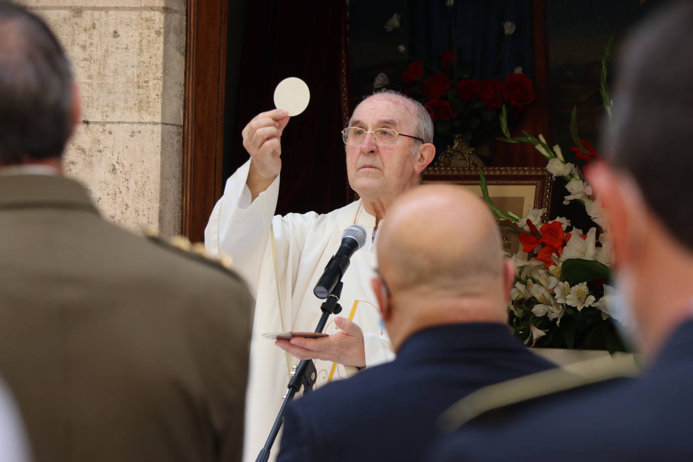 Unas mujeres reciben la comunión mientras portan mascarillas.