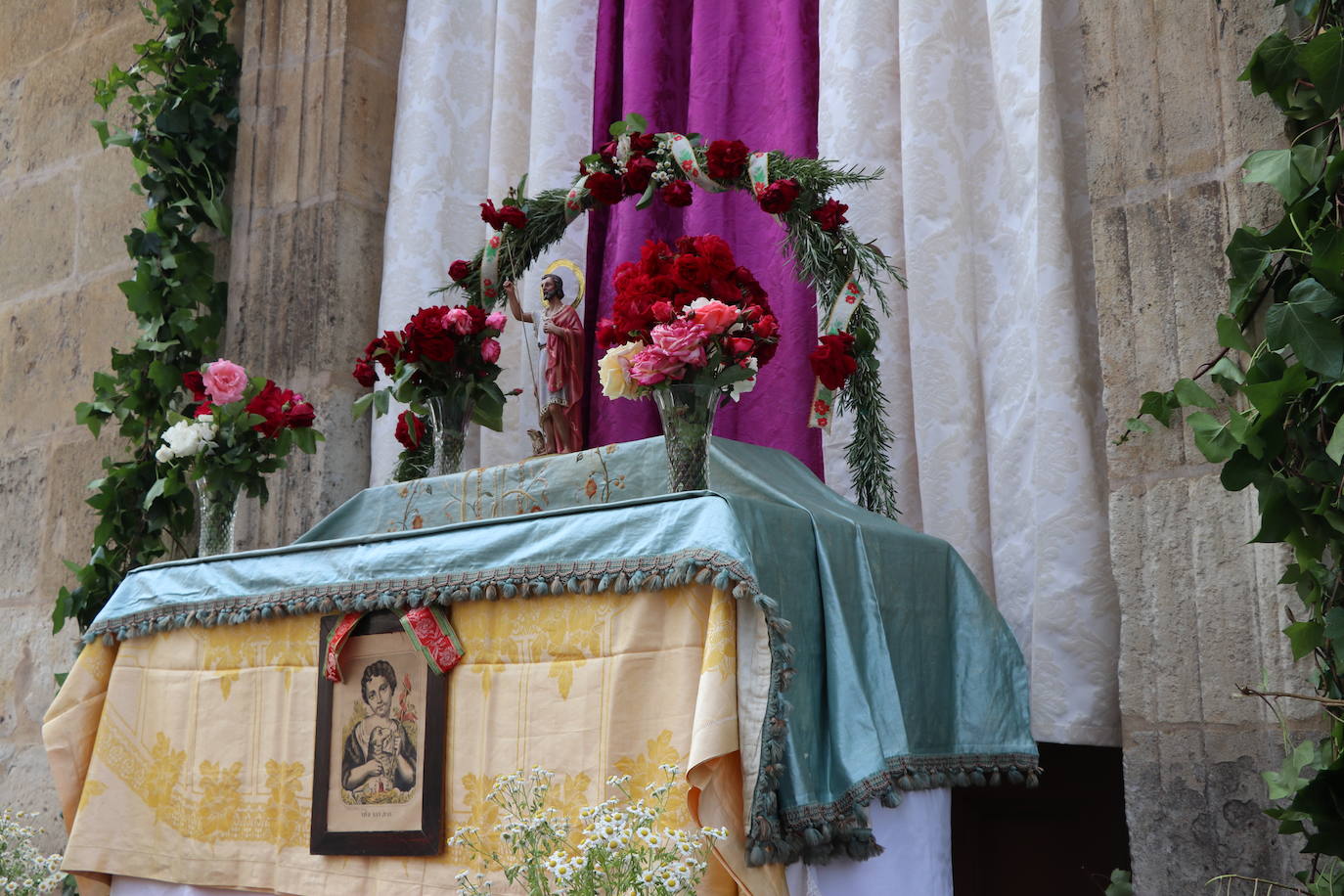 Otra de las tradiciones que cada año León recupera es la entrega de perrinas al santo.