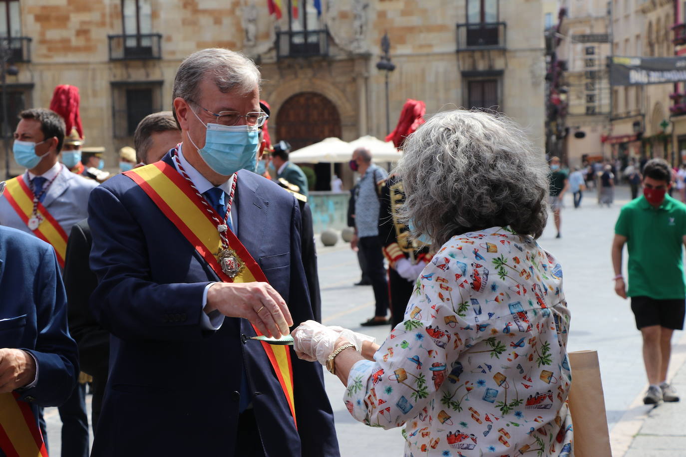 Otra de las tradiciones que cada año León recupera es la entrega de perrinas al santo.