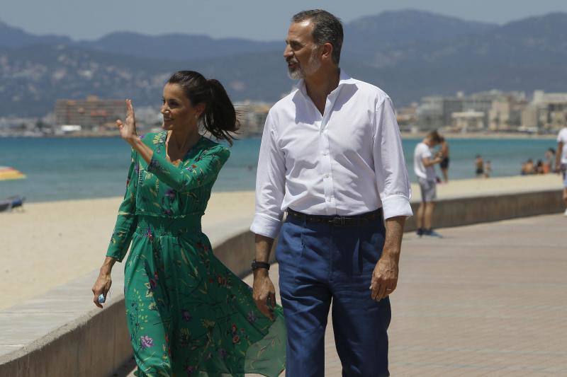 Don Felipe y doña Letizia iniciaron su periplo en Canarias como primer destino de su gira por toda España tras el confinamiento y después han viajado a Baleares. El objetivo de esta gira es apoyar al turismo después de la pandemia. 