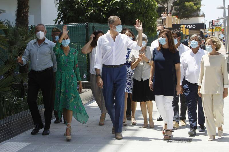 Don Felipe y doña Letizia iniciaron su periplo en Canarias como primer destino de su gira por toda España tras el confinamiento y después han viajado a Baleares. El objetivo de esta gira es apoyar al turismo después de la pandemia. 