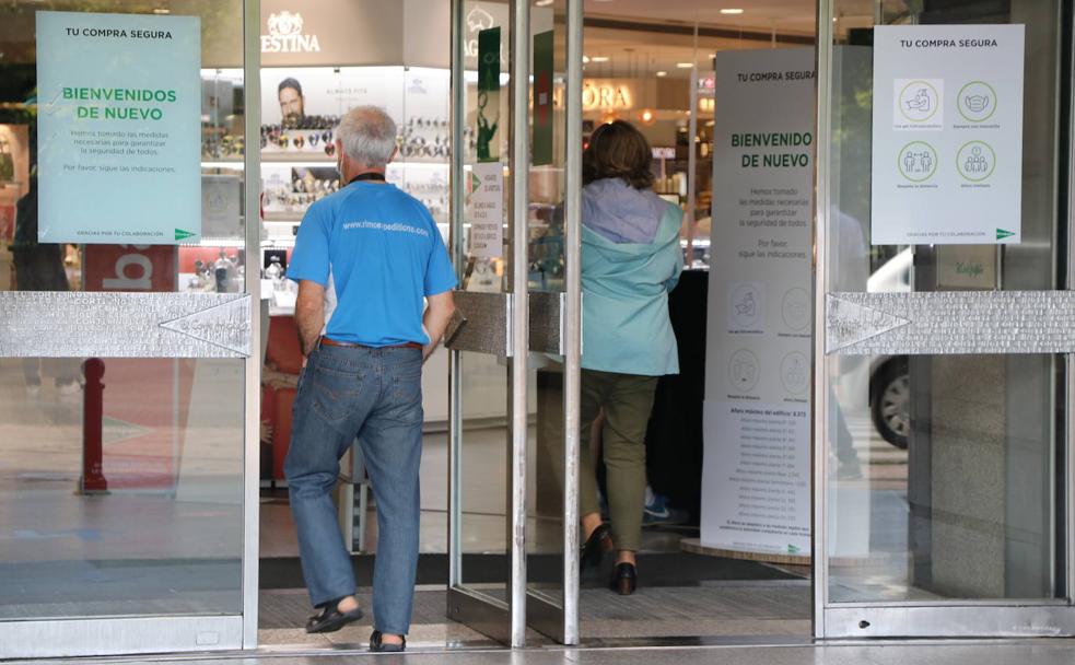 Apertura de puertas en el primer día de rebajas en El Corte Inglés.