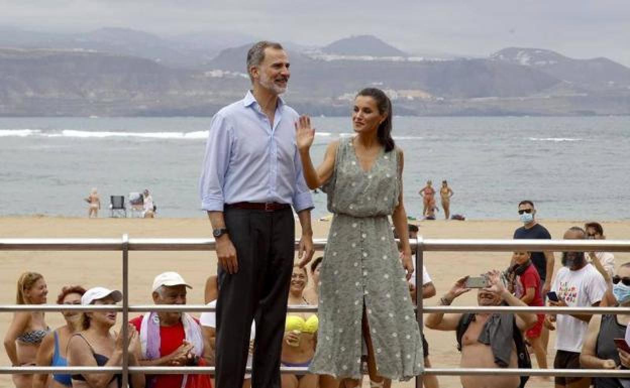 Don Felipe y Doña Letizia, en la playa de Las Canteras de Gran Canaria.