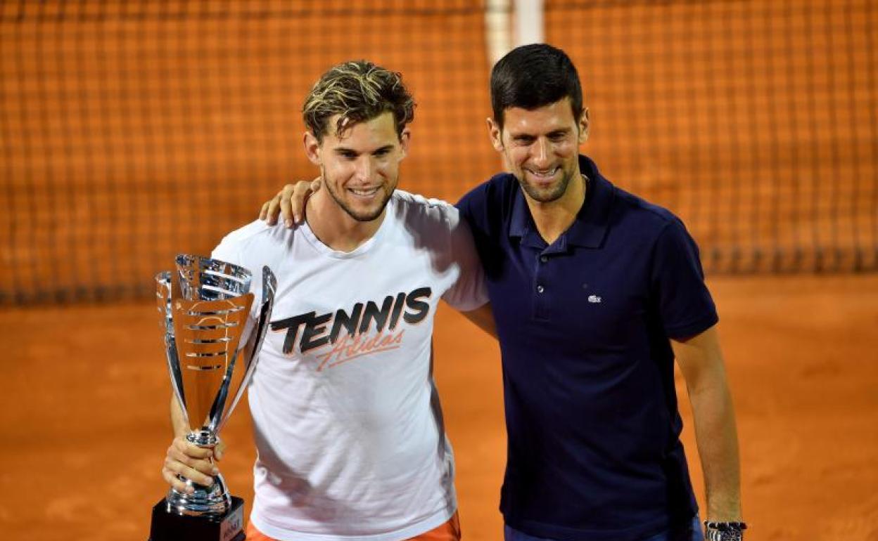 Thiem posa con Djokovic durante el Adria Tour. 