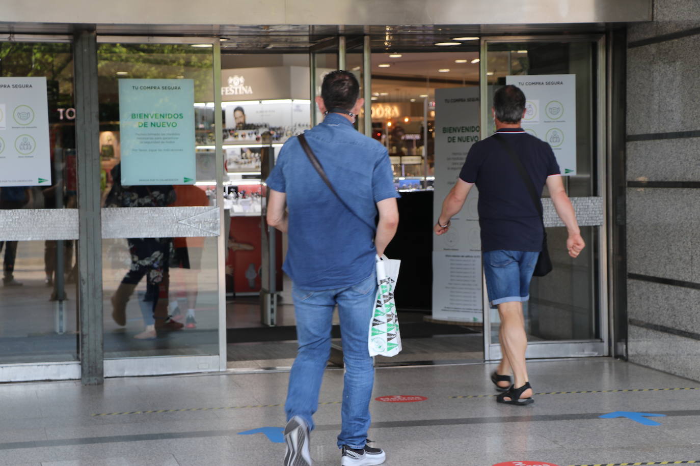 Los centros comerciales inician un periodo de rebajas para la recuperación de la economía.