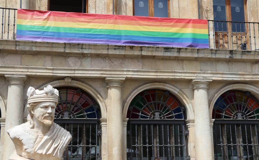 Bandera LGTBI en la fachada de San Marcelo.