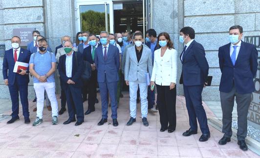 Los participantes en la 'Mesa', momentos antes de la reunión.