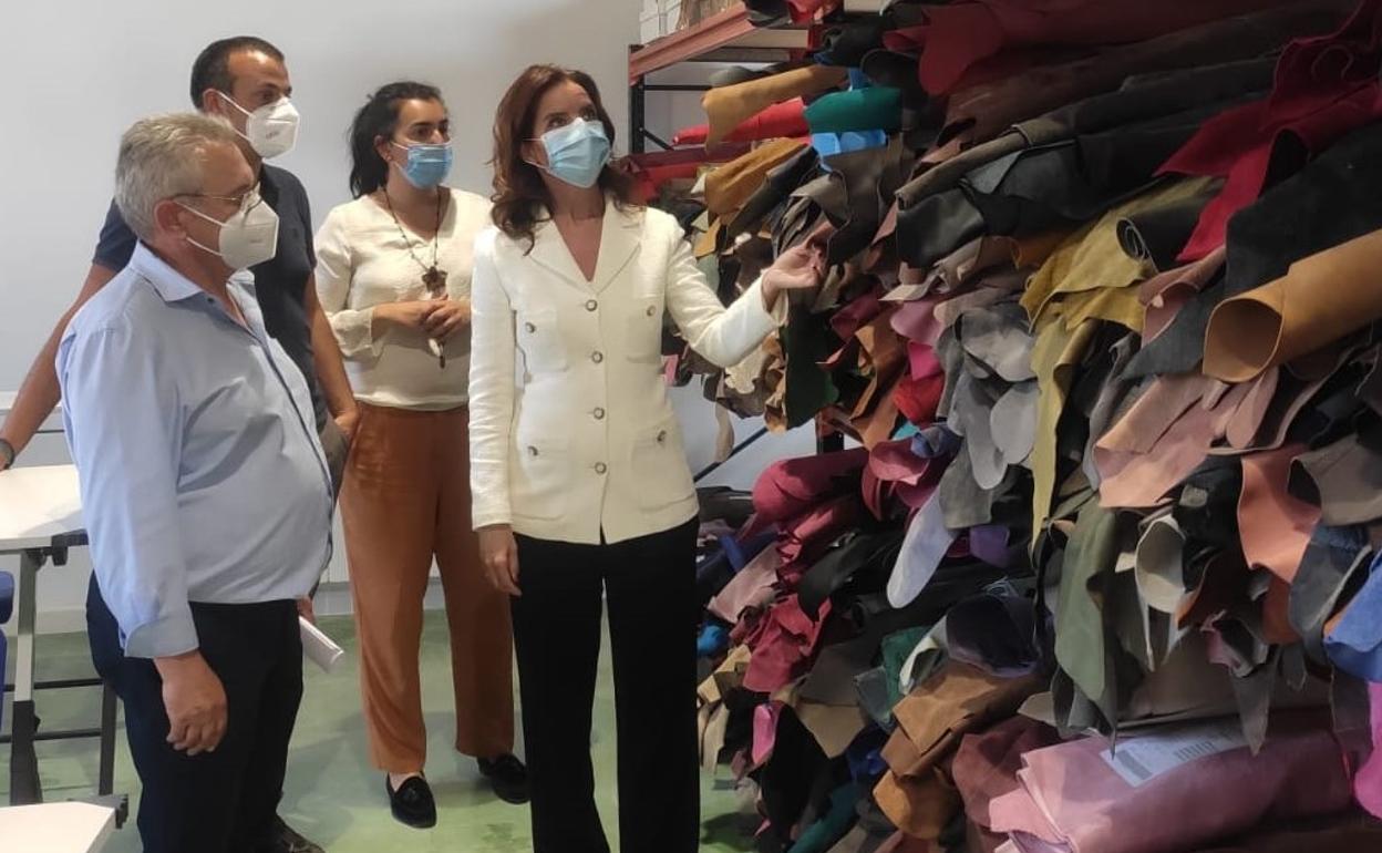 La consejera de Empleo e Industria, Ana Carlota Amigo, durante su visita al Centro Artesanal Maragato de Santa Colomba de Somoza.