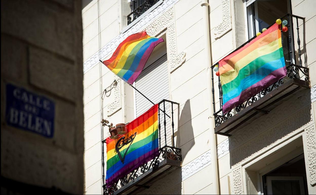 Múltiples balcones y ventanas del barrio madrileño de Chueca ya muestran sus banderas LGTBI para el Orgullo.