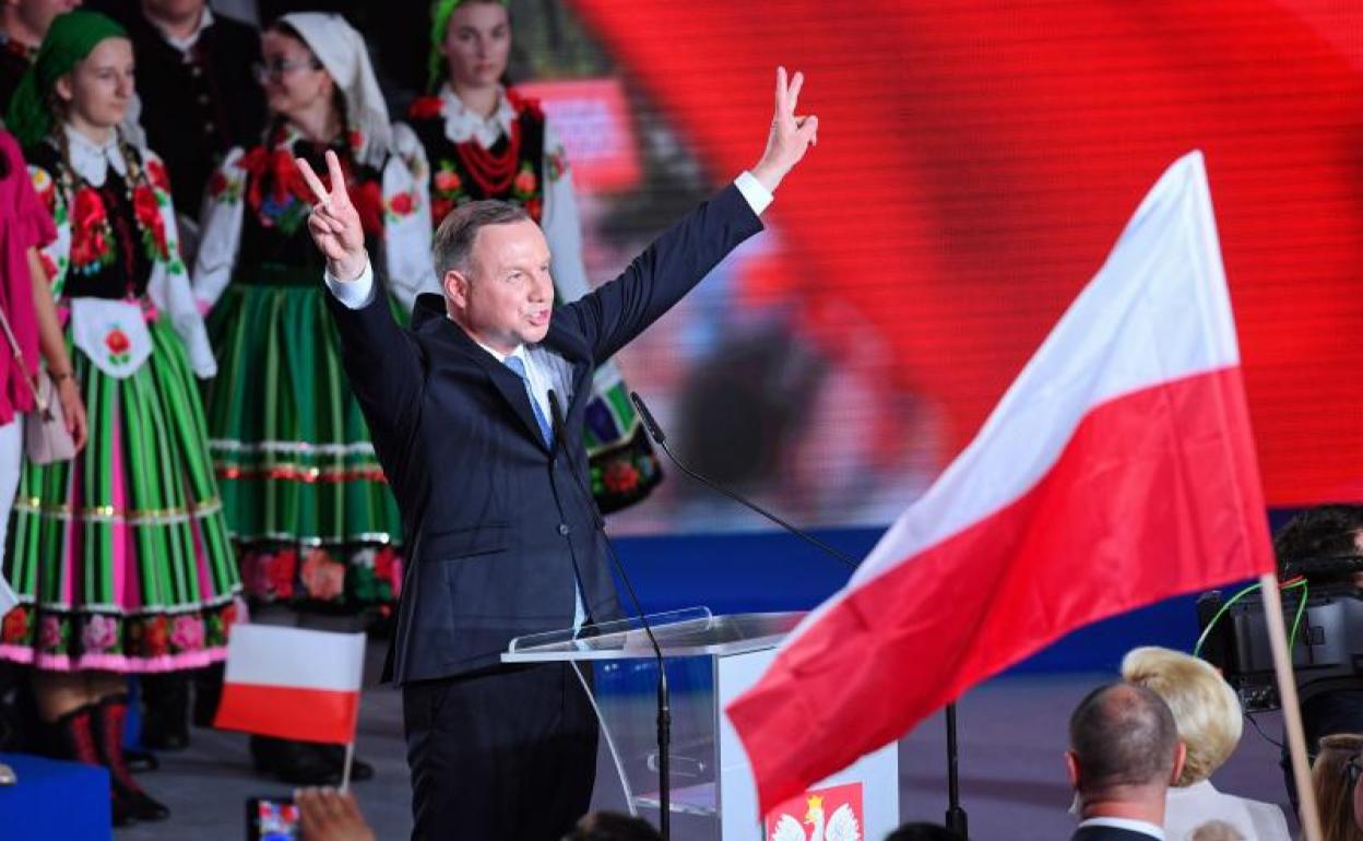 Andrzej Duda celebra el triunfo con sus seguidores.