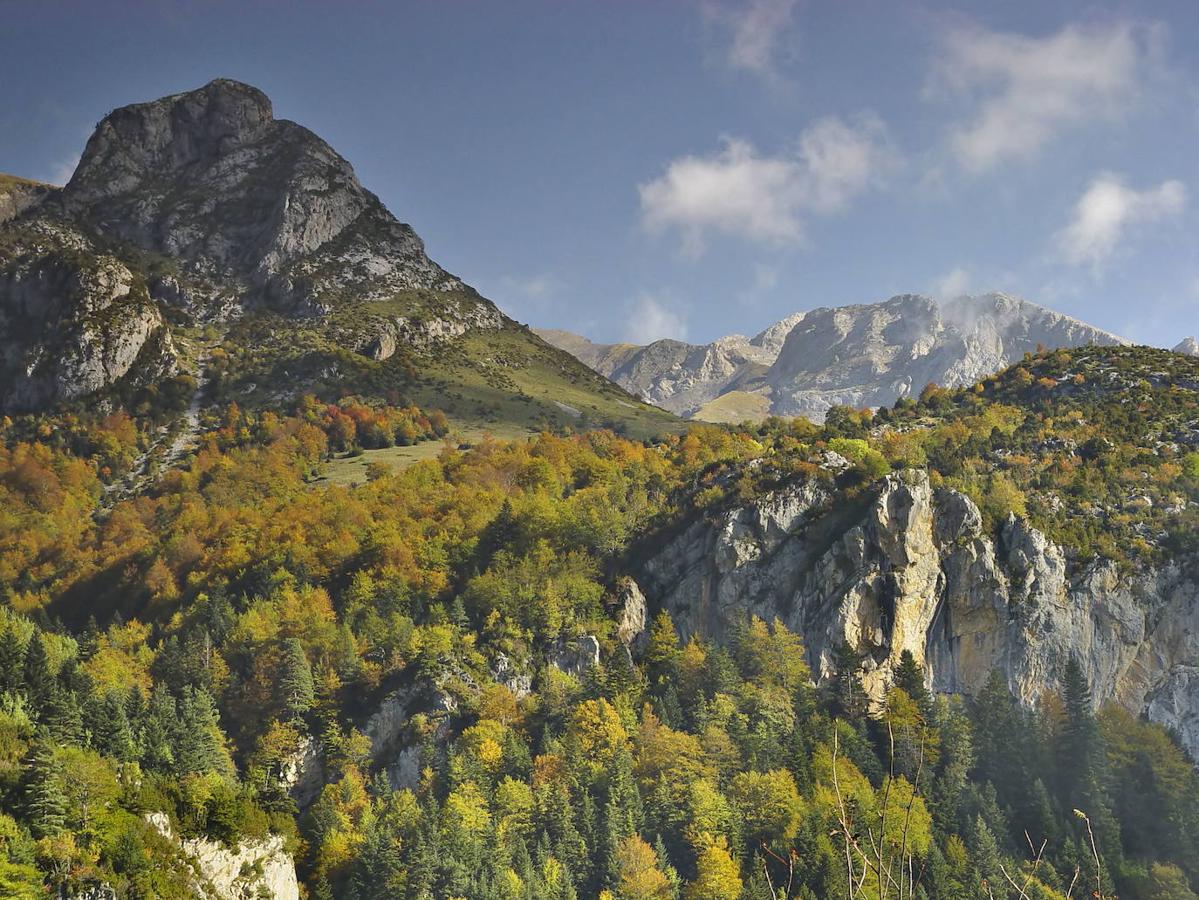 Parque Nacional de Ordesa y Monte Perdido | Este lugar declarado Patrimonio Mundial por la UNESCO, es el corazón de los Pirineos y uno de los primeros espacios naturales protegidos de Europa. Este incluye los valles de Ordesa, Añisclo, Escuaín y Pineta, que se extienden alrededor del Monte Perdido, el macizo calcáreo más alto de Europa. Por él nos encontraremos, además de con buitres, águilas, quebrantahuesos, sarrios o marmotas, también con paisajes idílicos, en los que no faltarán altas praderías, ríos cristalinos o roquedos vertiginosos.