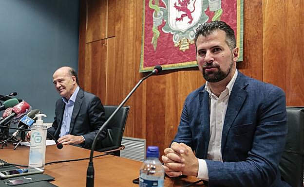 Galería. Luis Tudanca, en primer plano, junto a José Luis Díaz Villarig.