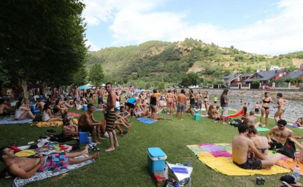 Imagen de archivo de la playa fluvial de Villafranca del Bierzo.