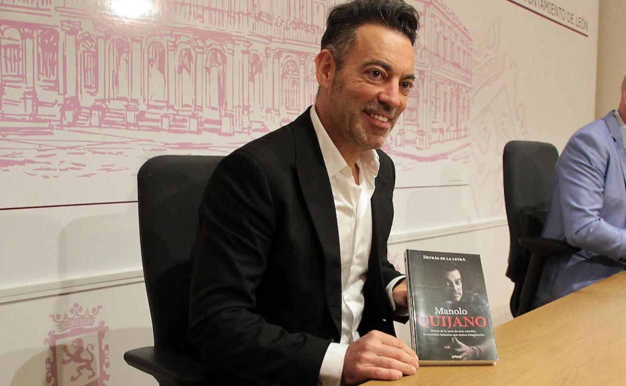Manolo Quijano posa con su segundo libro.
