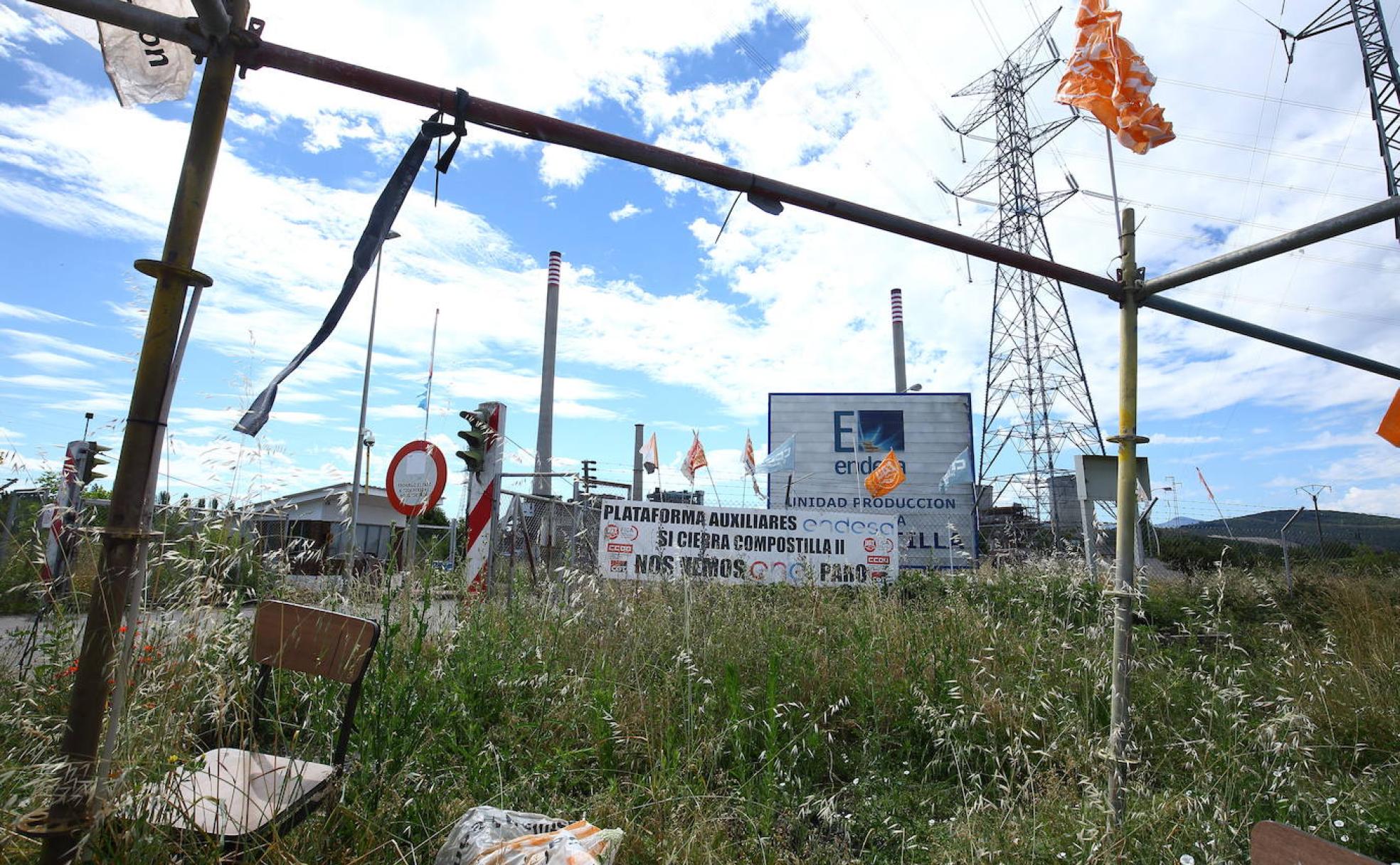 Imagen de la térmica de Compostilla, con el desmantelamiento del campamento que la ha acompañado durante los últimos 500 días. 