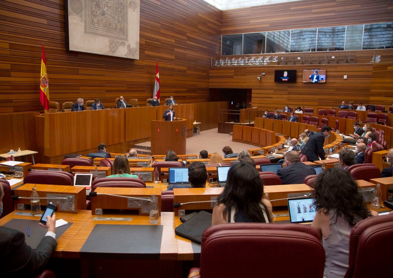 La procuradora leonesa del PP Smara Morala visita páginas de moda desde el escaño durante el debate sobre el estado de la comunidad. 