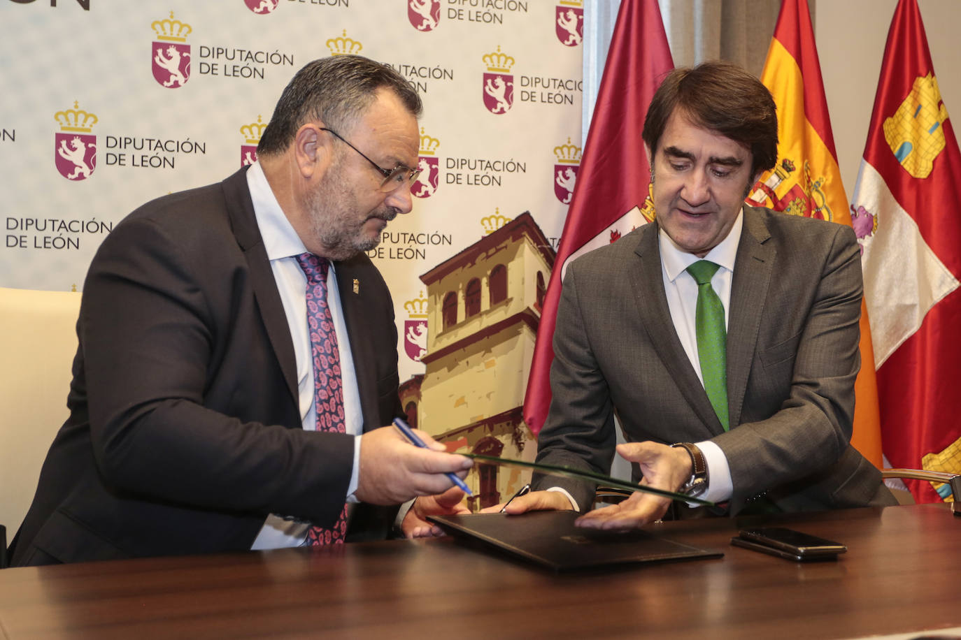 Fotos: El consejero de Fomento y el presidente de Diputación de León firman un protocolo para mejorar la conectividad en el medio rural