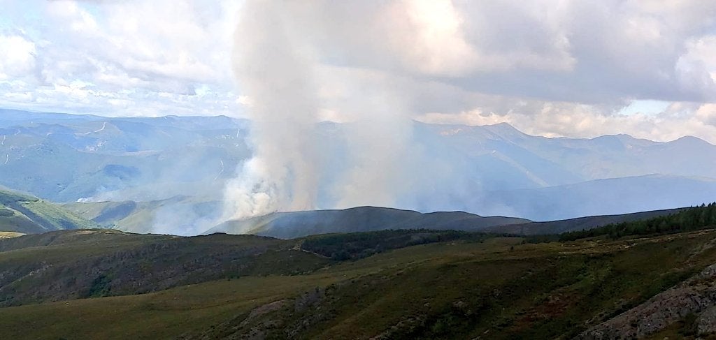 La lucha contra el fuego no cede en Anllarinos del Sil. 