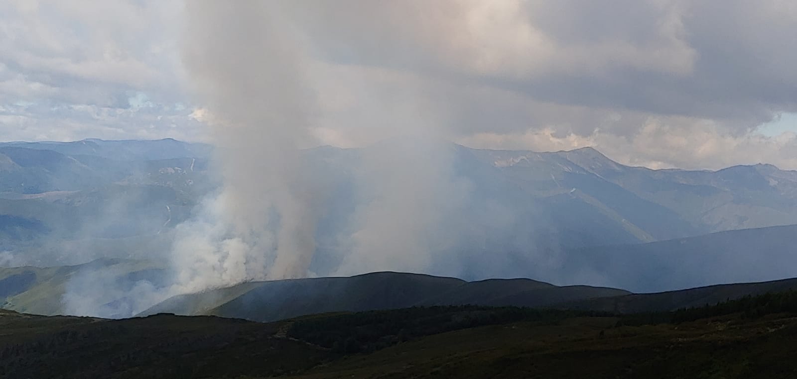 La lucha contra el fuego no cede en Anllarinos del Sil. 