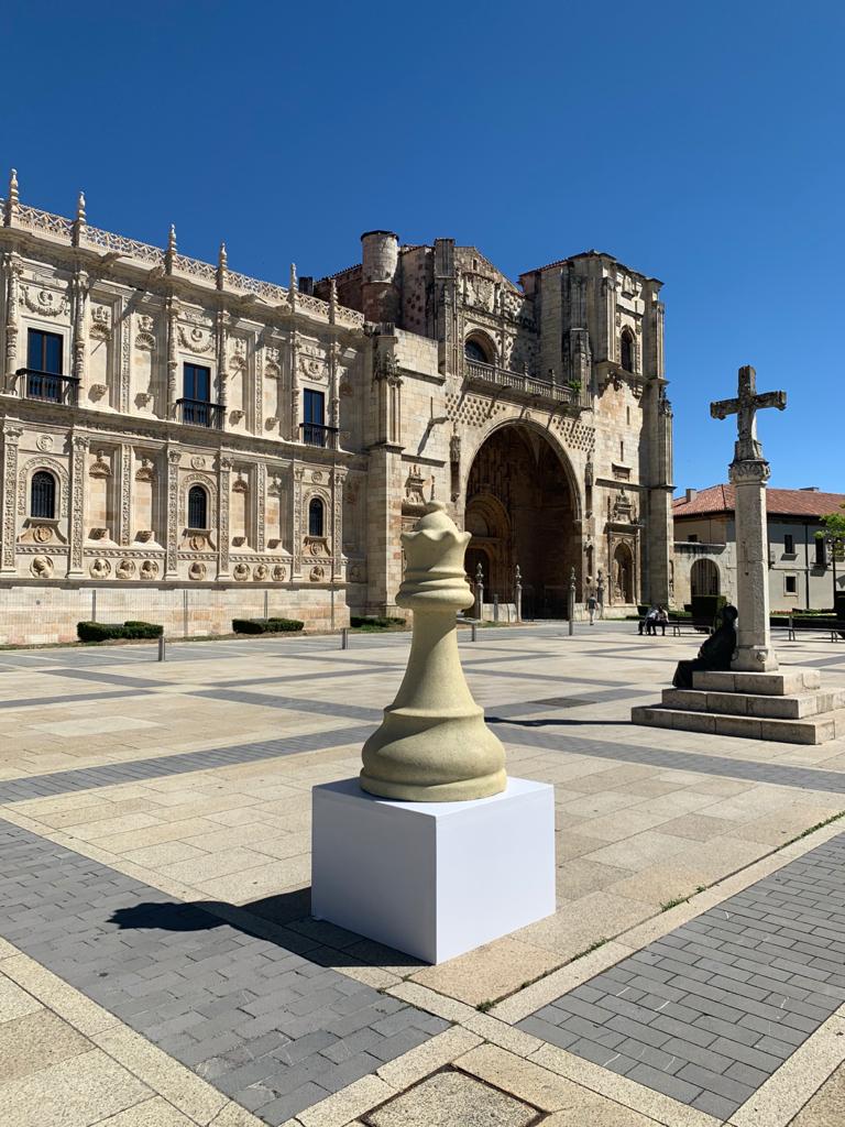 El torneo Magistral de Ajedrez Ciudad de León, que disputará del 10 al 12 de julio su trigésimo primera edición, dará visibilidad a la particular edición de este año, que será «on line», colocando piezas de ajedrez en diez lugares emblemáticos de la capital leonesa.