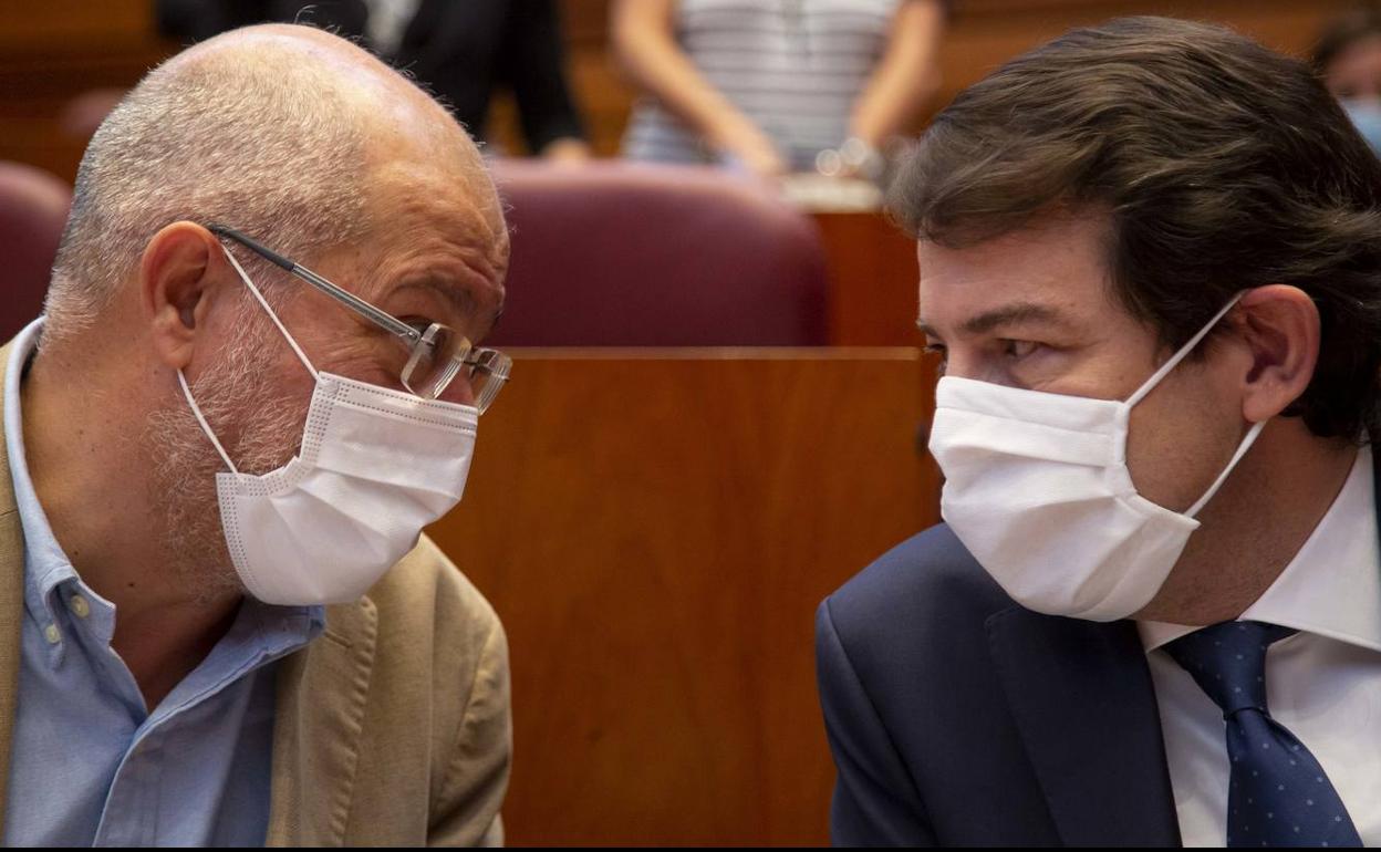 Francisco Igea y Alfonso Fernández Mañueco, durante el debate de esta semana en las Cortes.