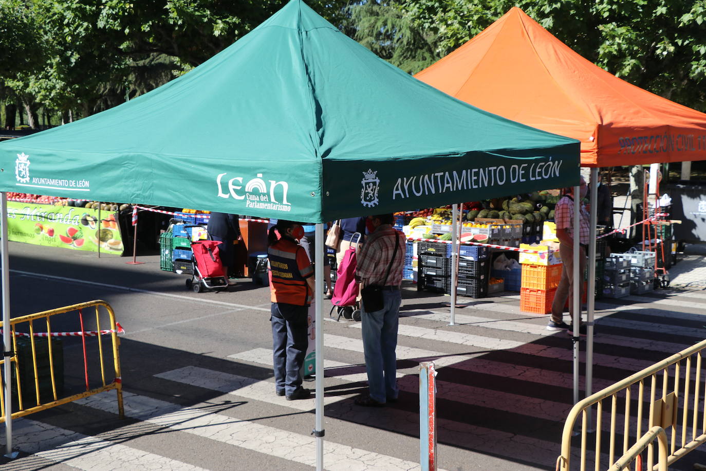 Decenas de leoneses se acercan a la nueva ubicación de este mercado en Papalaguinda.