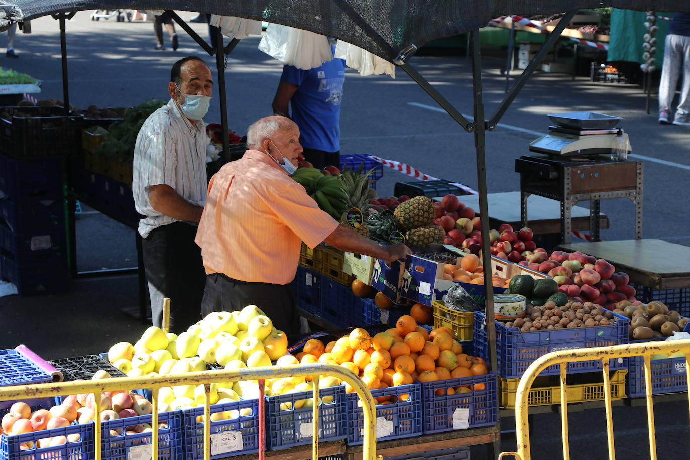 Decenas de leoneses se acercan a la nueva ubicación de este mercado en Papalaguinda.