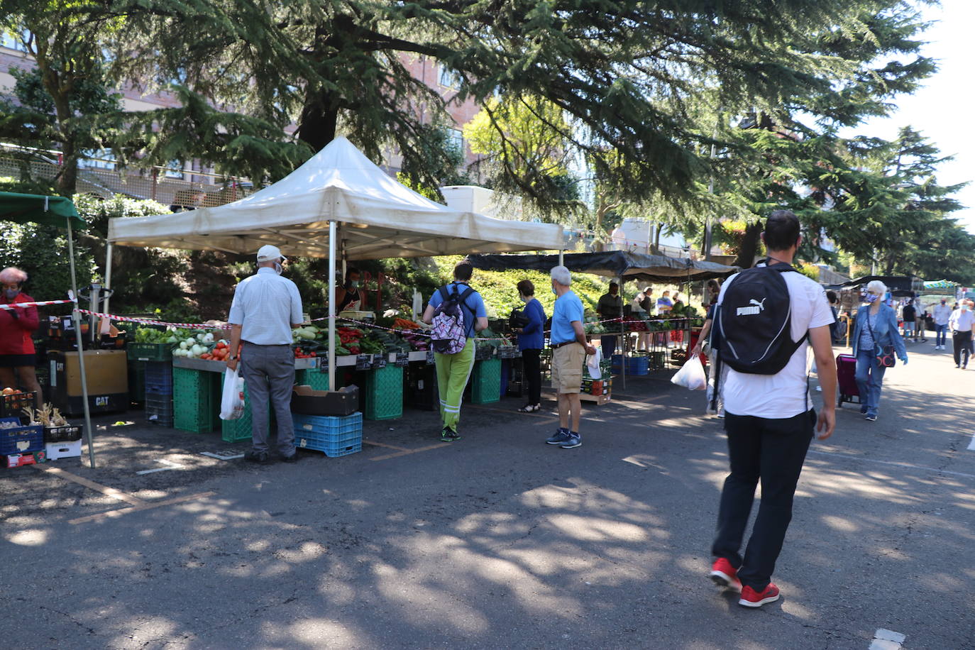 Decenas de leoneses se acercan a la nueva ubicación de este mercado en Papalaguinda.