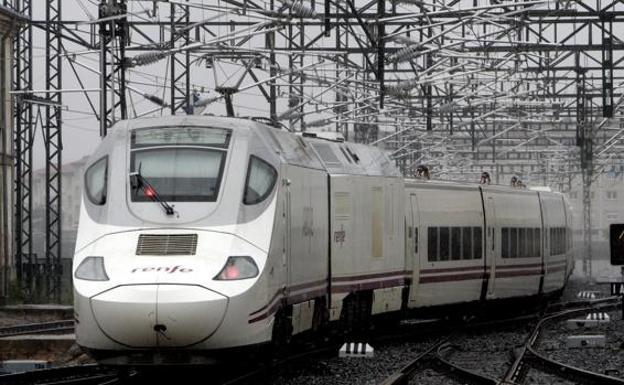 Un tren de Renfe haciendo entrada en León. 