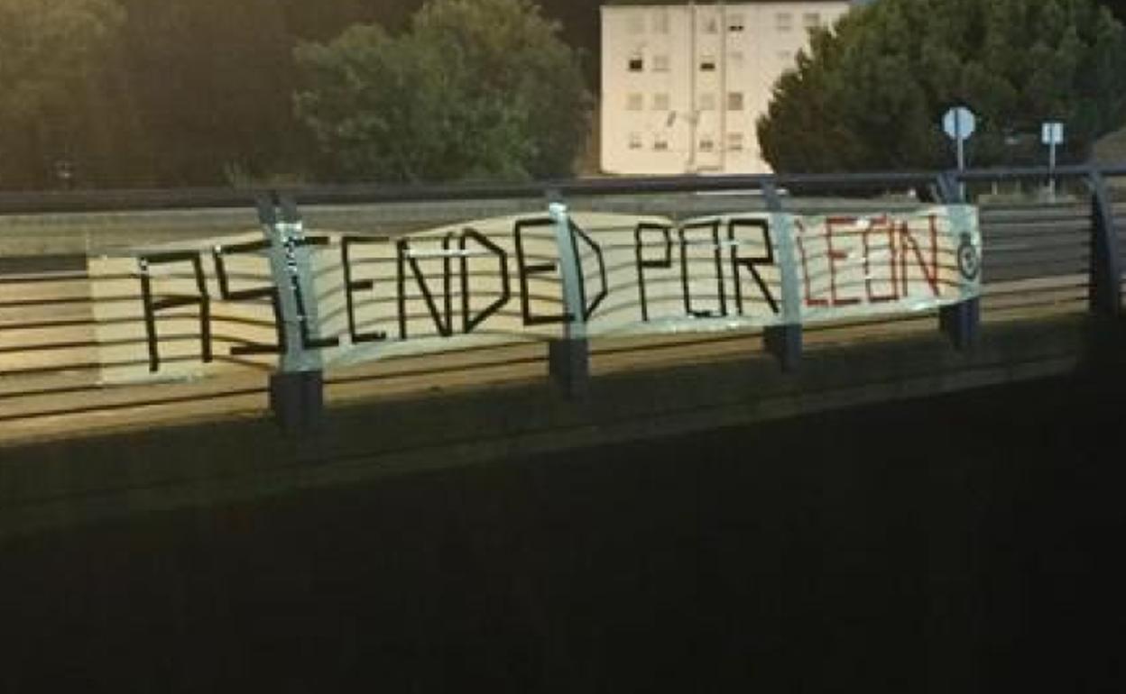 Una de las pancartas colocadas en el puente junto al estadio Reino de León. 