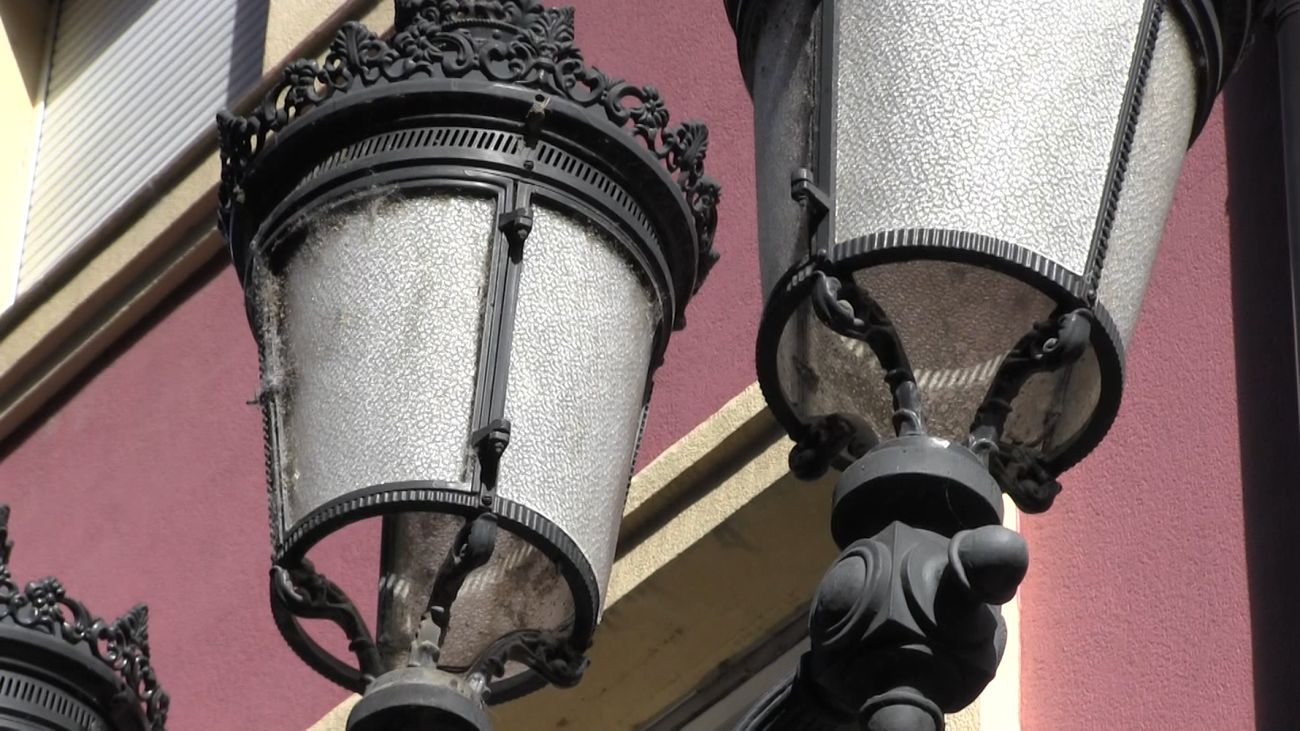 León transforma la iluminación urbana en varias zonas de la ciudad retirando las farolas ornamentales y apostando por un diseño más modernista | El consistorio asegura que es la última fase del nuevo contrato de la iluminación de la ciudad. 