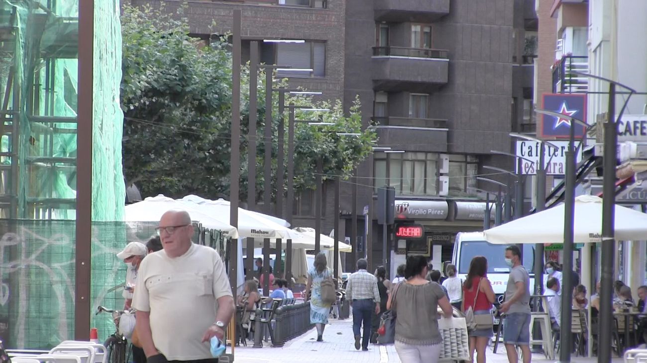 León transforma la iluminación urbana en varias zonas de la ciudad retirando las farolas ornamentales y apostando por un diseño más modernista | El consistorio asegura que es la última fase del nuevo contrato de la iluminación de la ciudad. 