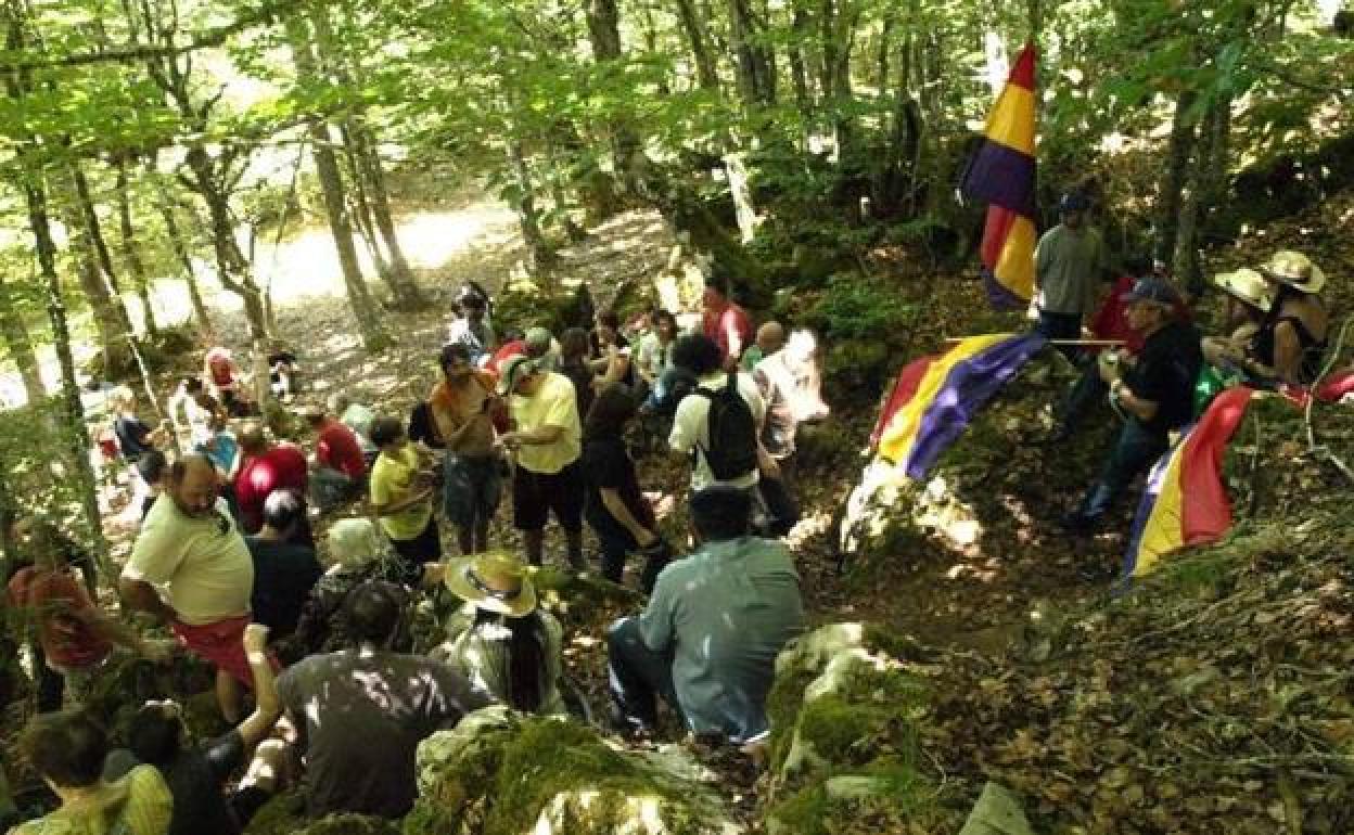 La crisis sanitaria no impide a la 'Agrupación Pozo Grajero' homenajear a los republicanos enterrados en Polvoredo