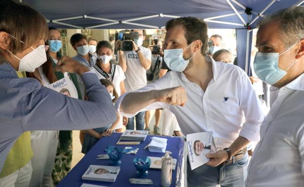 Casado saluda a un simpatizante en un acto de campaña en Pontevedra. 