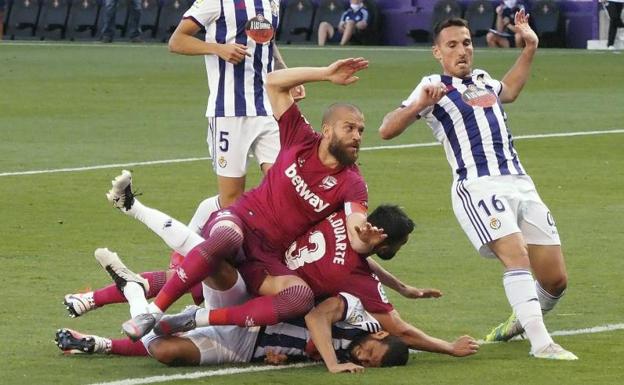 Los jugadores del Valladolid y el Alavés disputan un balón. 