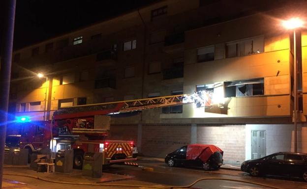 Un camión de bomberos con la grúa a través de la cual han accedido a la vivienda. 