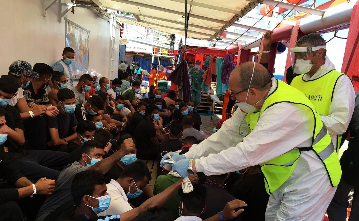 Migrantes y tripulación del 'Ocean Viking'.