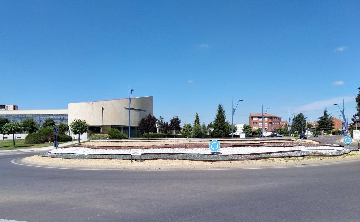 Rotonda propuesta por el equipo de gobierno, junto al Ayuntamiento. 